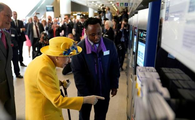 Isabel II acude por sorpresa a un acto en el metro de Londres