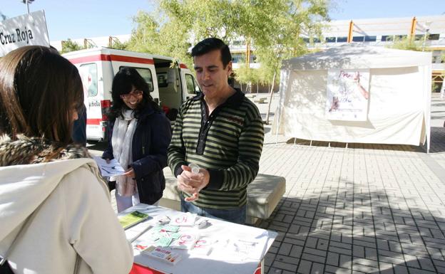 El Comité Antisida de Salamanca y Cruz Roja realizan pruebas de VIH e el Campus Unamuno este jueves