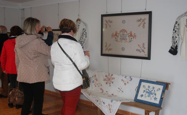 El bordado serrano, protagonista de la nueva exposición del Museo del Comercio de Salamanca