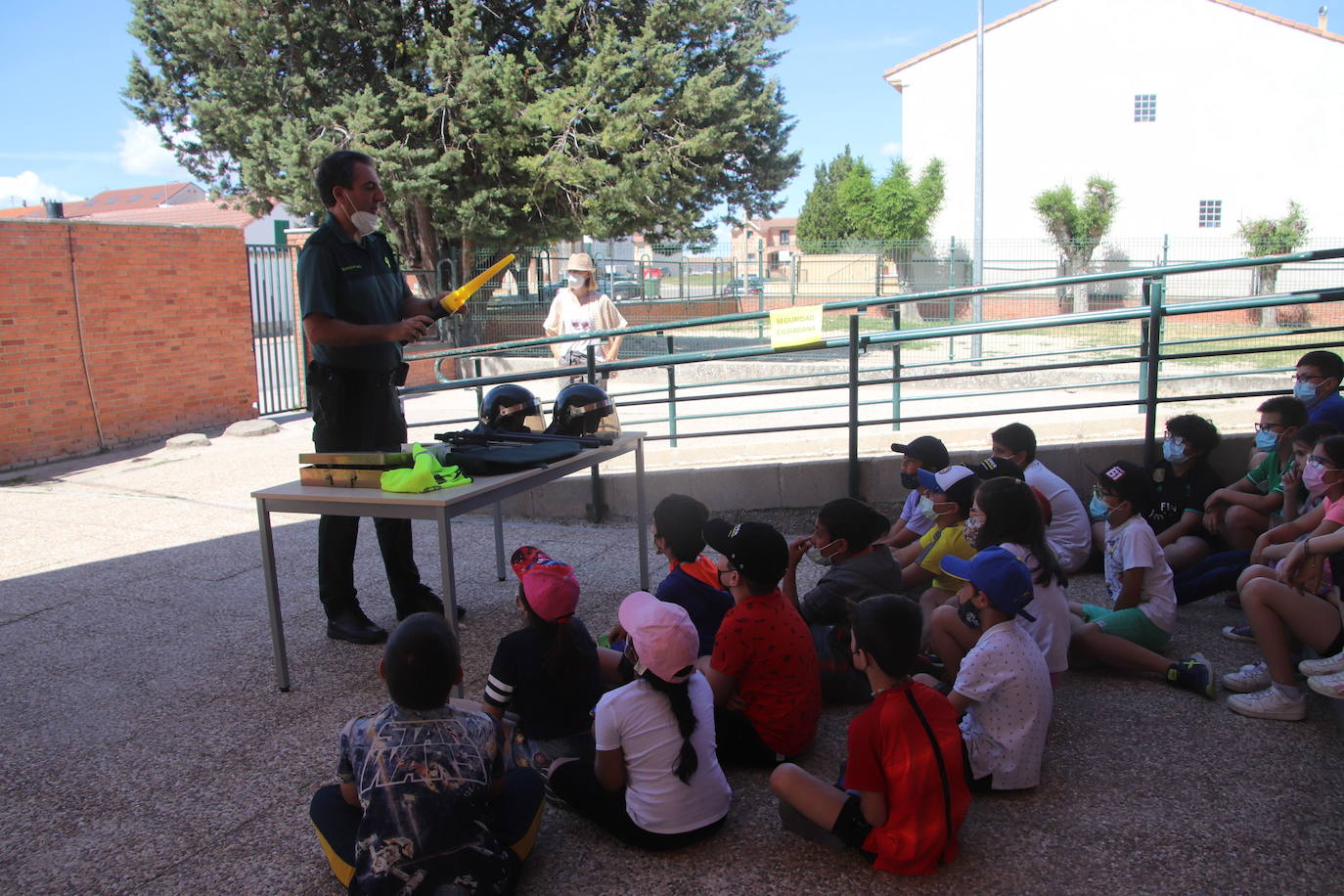La Guardia Civil se acerca a las aulas de Cuéllar