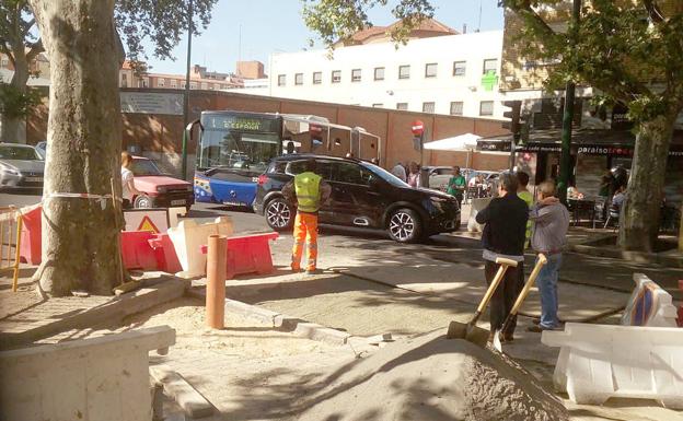 Un autobús se atasca por las obras y obligan a los pasajeros a apearse junto al Clínico
