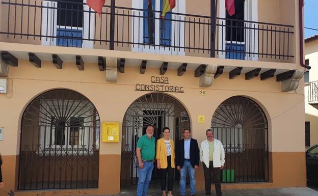 Eloy Ruiz elogia la labor de los alcaldes para facilitar servicios en su visita a Matilla y Villalba