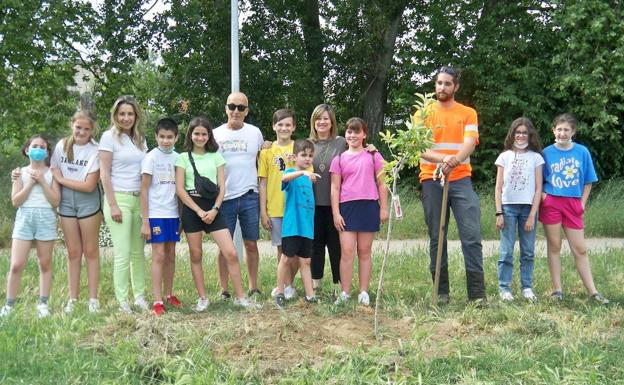 Los niños de Santa Marta participan en la reforestación del Paseo Fluvial de la Fontana