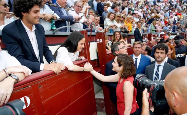 Victoria Federica disfrutaba de una tarde de toros, mientras su abuelo pisaba suelo español