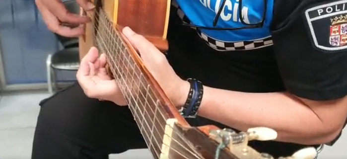 Un policía sorprende tocando una guitarra extraviada en la oficina de objetos perdidos de Valladolid
