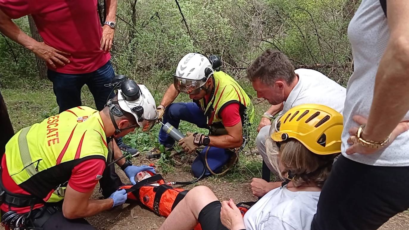 Rescatan en helicóptero a una senderista en el Chorro Grande
