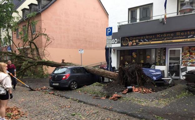 Un muerto y decenas de heridos por un tornado en Alemania