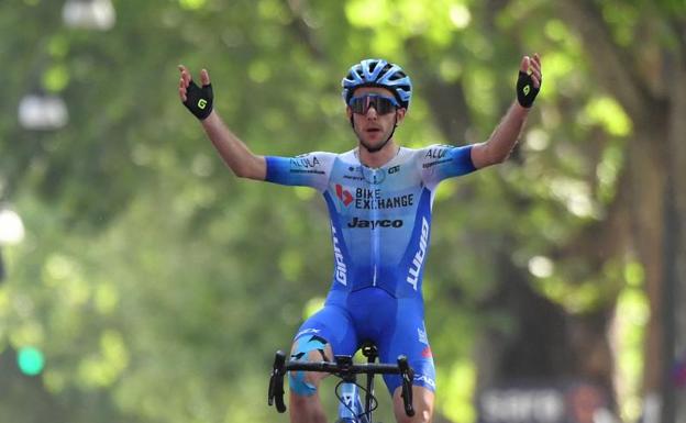 Simon Yates gana en Turín y Juanpe López pierde la maglia rosa