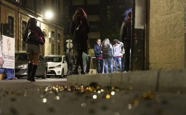 Los vecinos del centro denuncian la «continua agresión» que sufren por el ocio nocturno