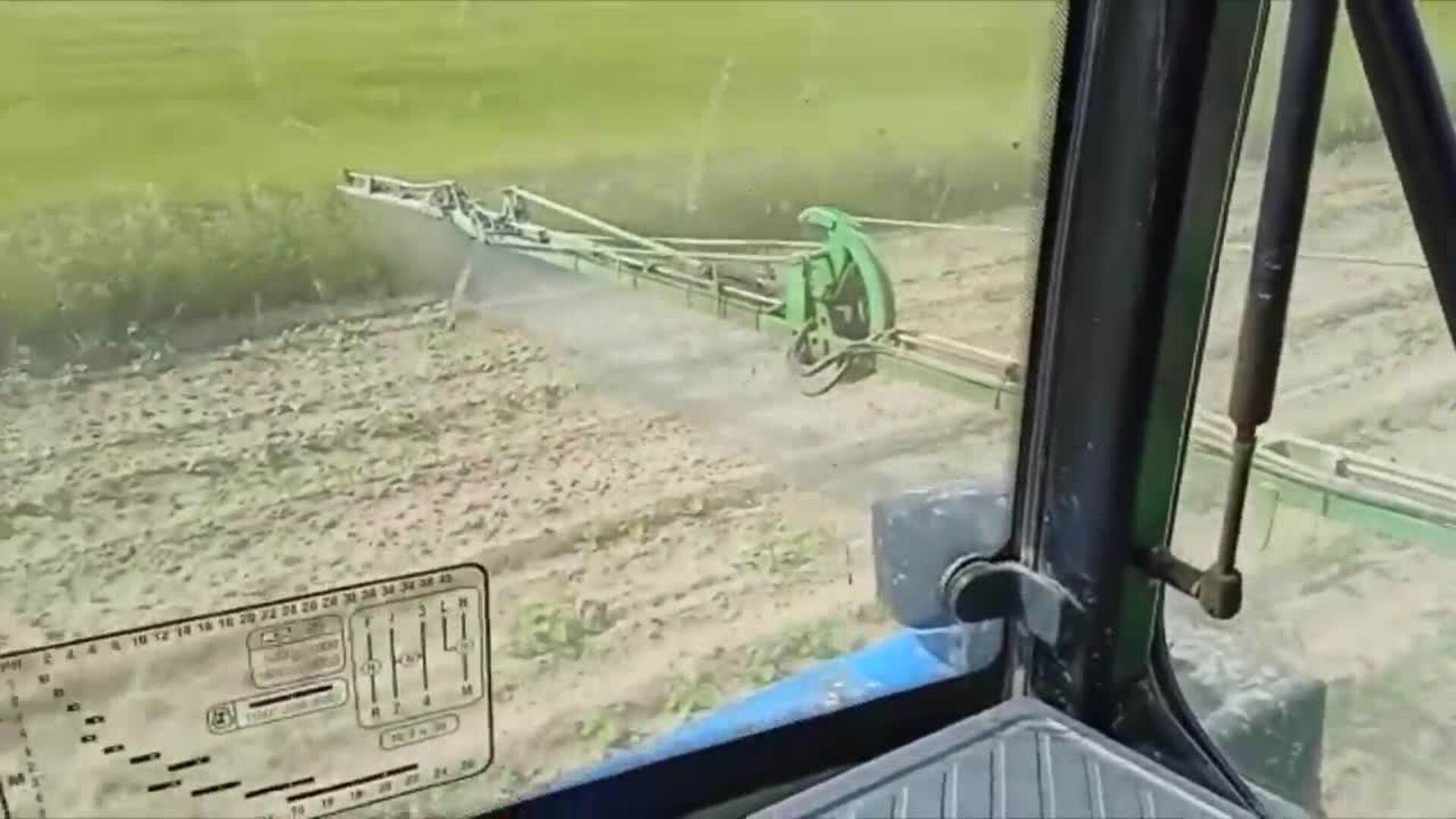 Roberto Rodríguez aplica herbicida a sus girasoles