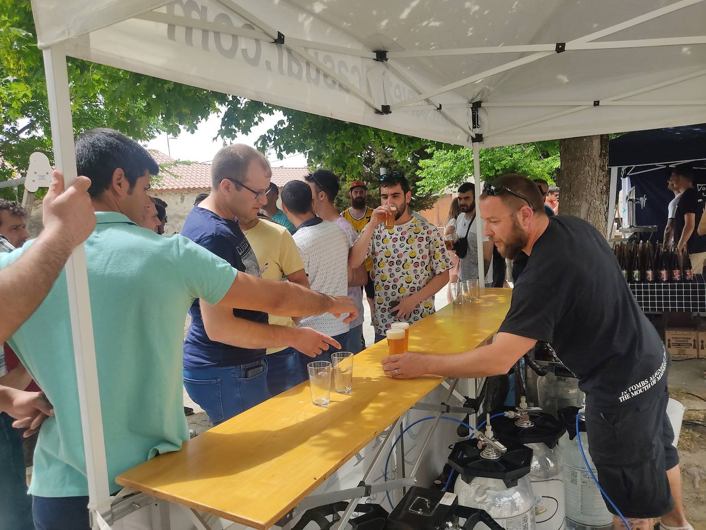 Torregutiérrez celebra con éxito la primera edición de la Feria de la Cerveza Artesana