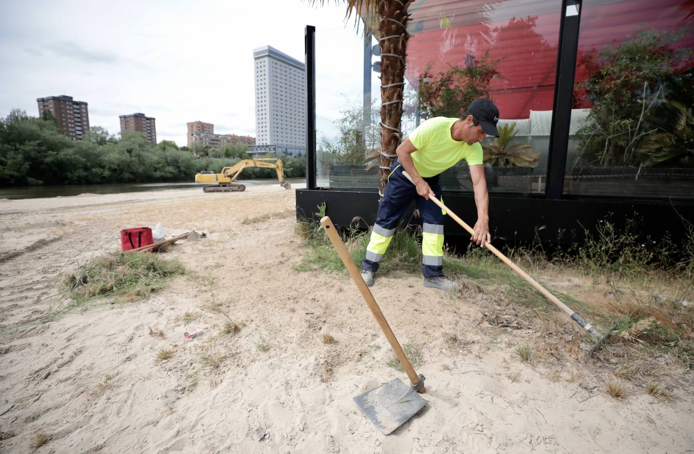 Renovación de la arena de la playa de las Moreras, en Valladolid