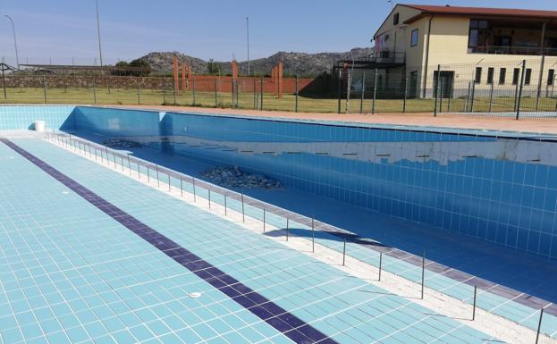 Béjar instala una rampa de acceso en el vaso grande de la piscina municipal