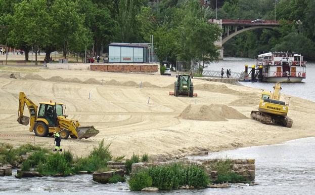 Toneladas de arena de pinares para renovar la playa de Las Moreras