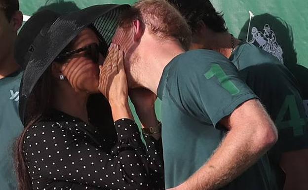 Meghan Markle y el príncipe Harry reproducen el apasionado beso que recuerda al de Diana y Carlos de Inglaterra