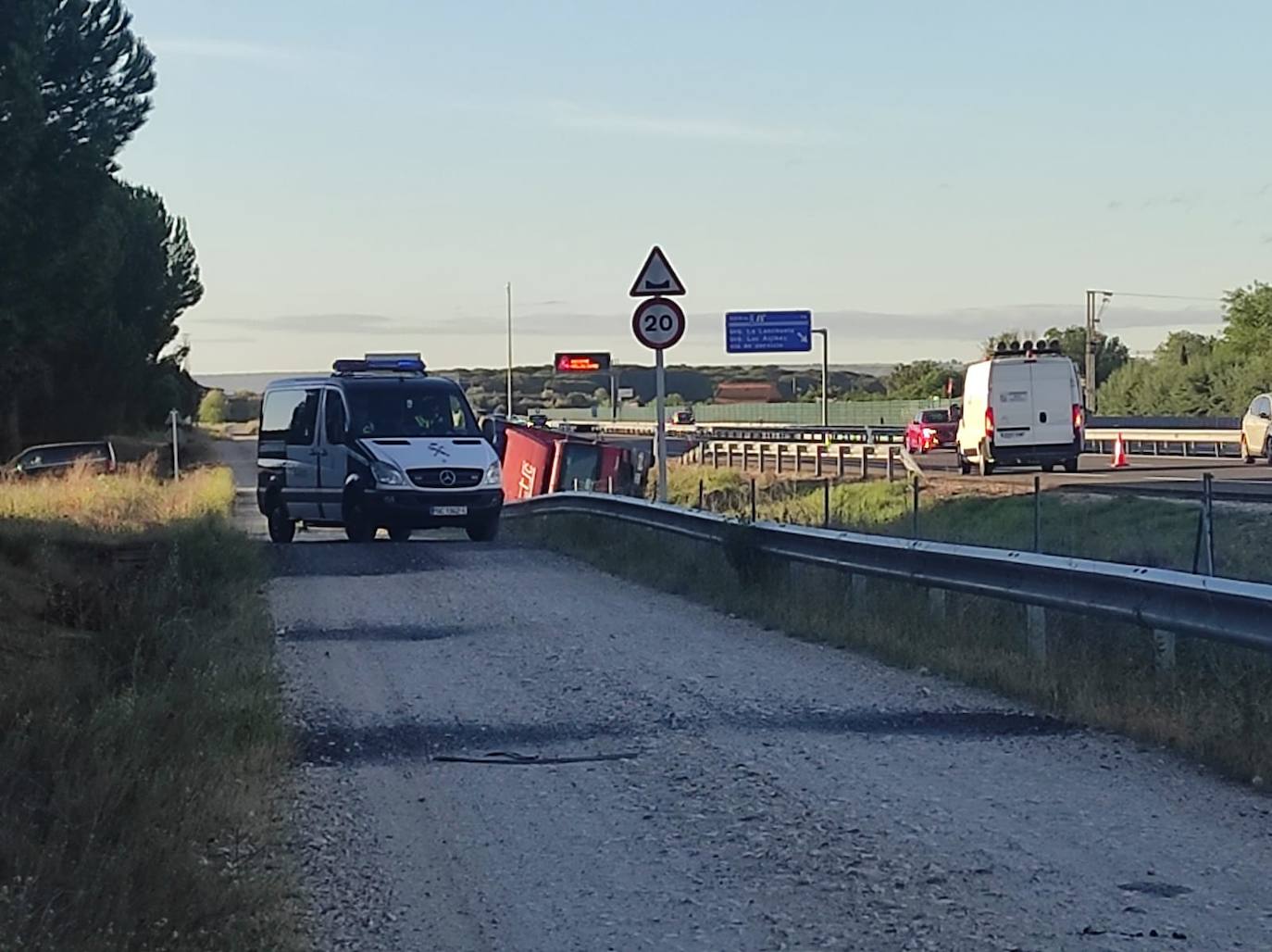 Vuelca un camión de reparto en la Autovía de Pinares