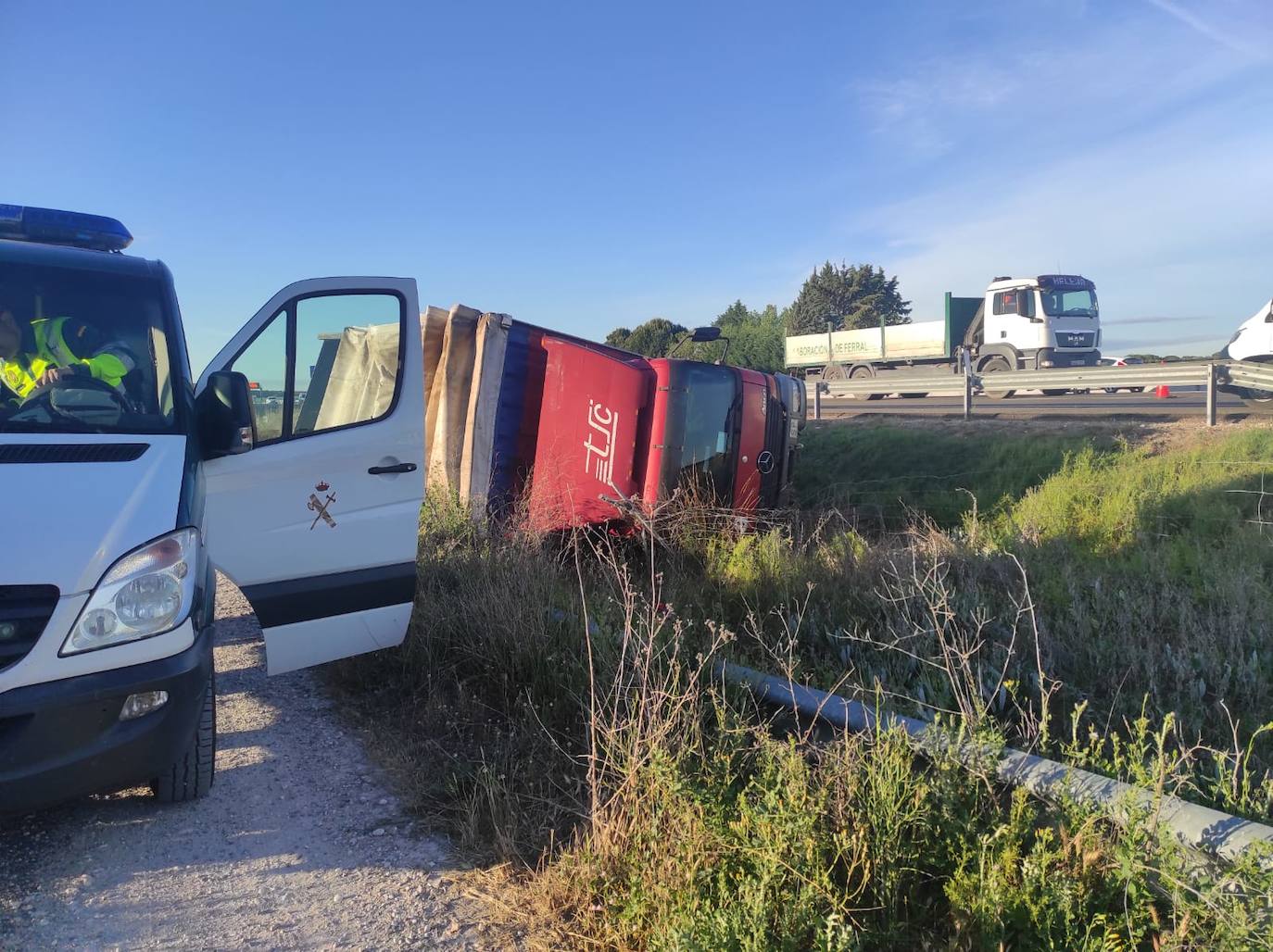 Vuelca un camión de reparto en la Autovía de Pinares