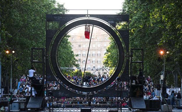 Latas, acrobacias y bicis 'funkeras' para conquistar la calle, con público subido a las canastas