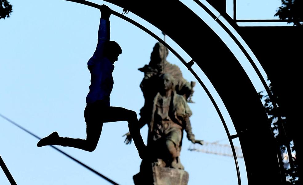 Latas, acrobacias y bicis 'funkeras' para conquistar la calle, con público subido a las canastas