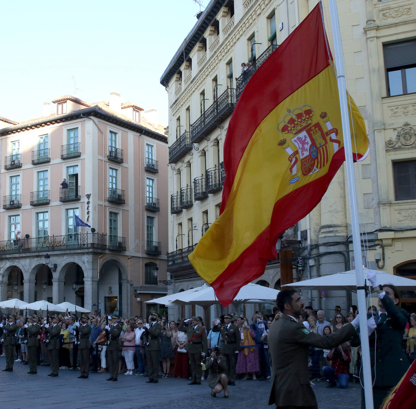 Arriado de la bandera nacional en Segovia