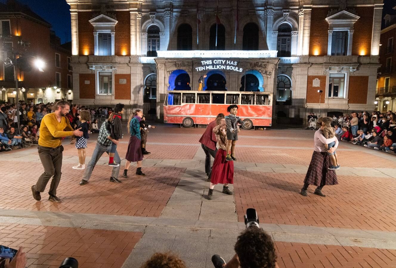 La compañía polaca Teatr Biuro Podrozy lleva la guerra a la Plaza Mayor de Valladolid en el Teatro de Calle
