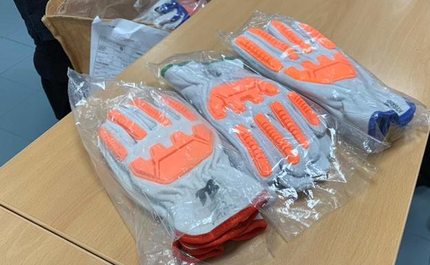 Un saco repleto de guantes de trabajo espera a su dueño en la oficina de objetos perdidos