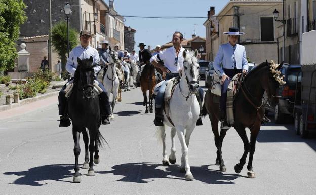 Langayo recupera su fiesta del caballo con una romería y un concurso de cintas