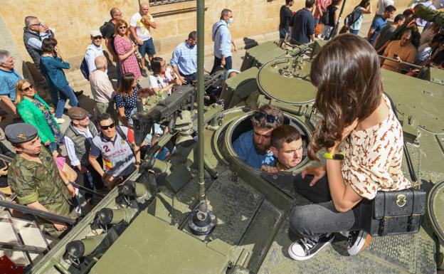 Multitudinaria acogida de los vallisoletanos a la celebración del Día de las Fuerzas Armadas