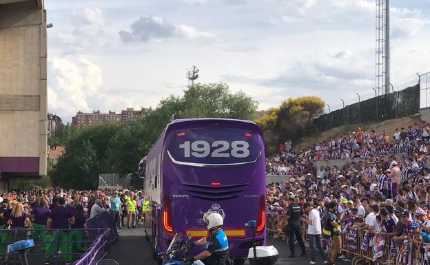 Atronador recibimiento al Real Valladolid