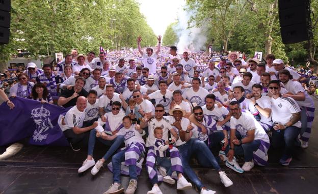 Valladolid se funde en un multitudinario abrazo con su equipo para celebrar el ascenso