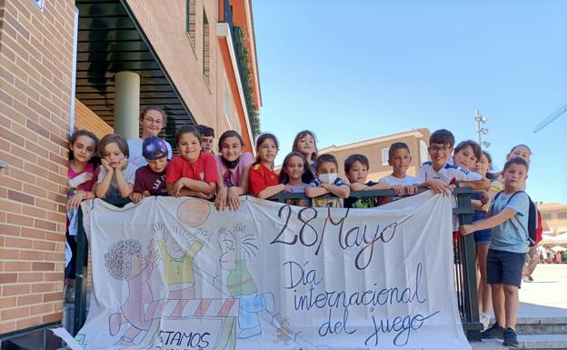 Los niños de Carbajosa disfrutan con el Día Internacional del Juego