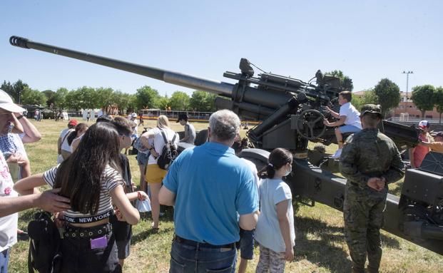 Numeroso público responde a la llamada de Defensa en la jornada de puertas abiertas