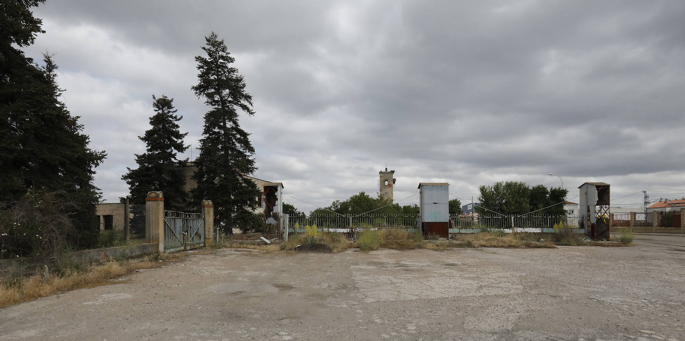 Llega la limpieza a los terrenos de la antigua azucarera de Venta de Baños