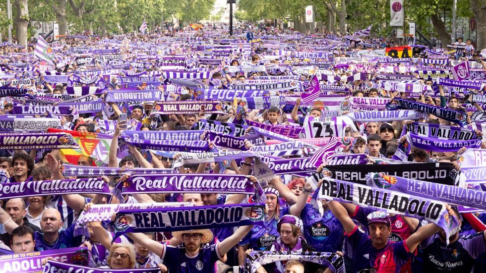 El Real Valladolid celebra con su afición el ascenso a Primera Divisón