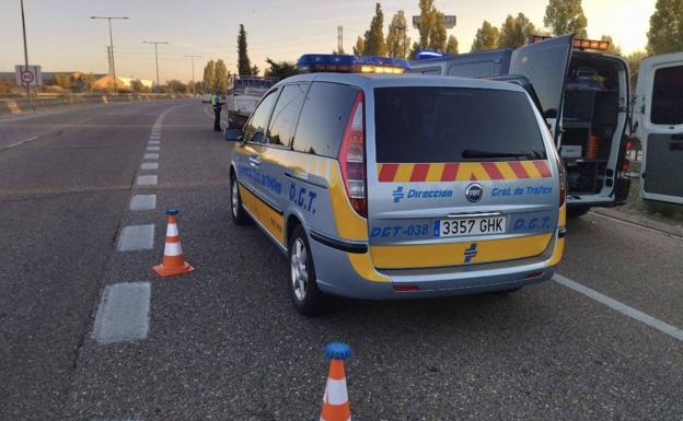 Herido grave al ser arrollado su patinete por un motorista ebrio en Isabel la Católica
