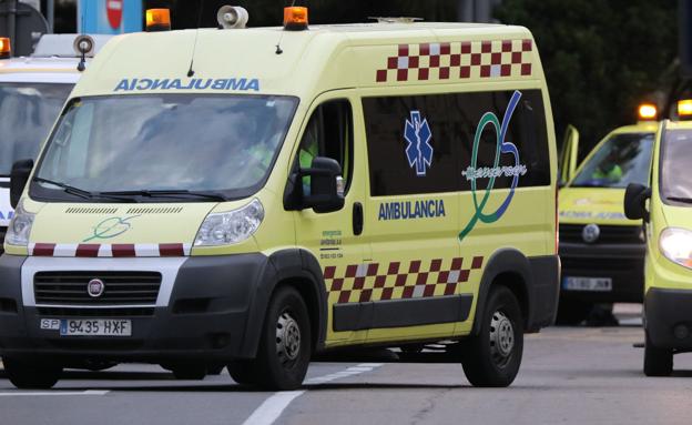 Herido tras volcar una grúa de asistencia en la rotonda de Castellanos de Moriscos