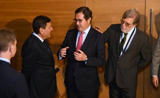El consejero Carklos Fernández Carriedo; el presidente de CEOE, Antonio Garamendi, y el presidente de CEOE-Castilla y León, Santiago Aparicio./R. JIMÉNEZ