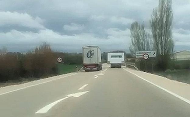 Una vaca embiste a cinco senderistas en Soria