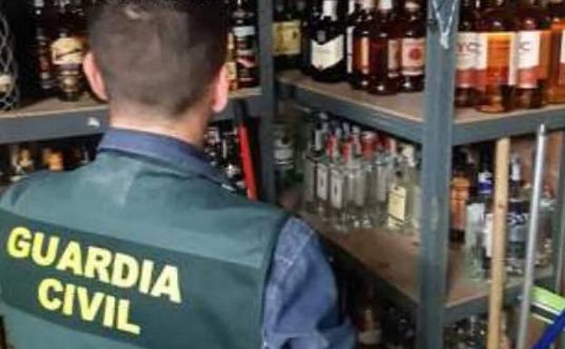 Detenidos por robar dos mil euros en bebidas, sillas y una barra de bar al Ayuntamiento de Simancas