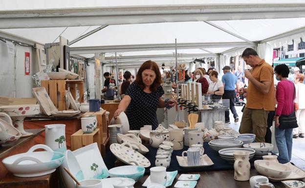 La Calle Mayor se transforma un año más en el gran mercado de la cerámica artesanal