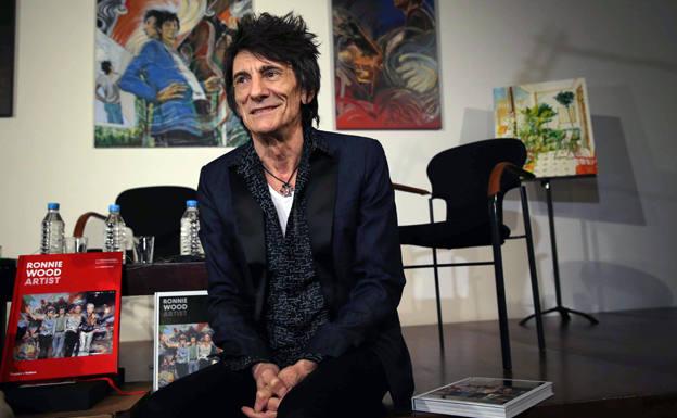 Ronnie Wood hace una divertida visita en familia al Museo del Prado para celebrar su 75 cumpleaños