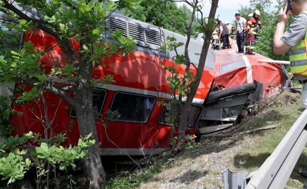 Al menos cuatro muertos al descarrilar y volcar un tren en Alemania