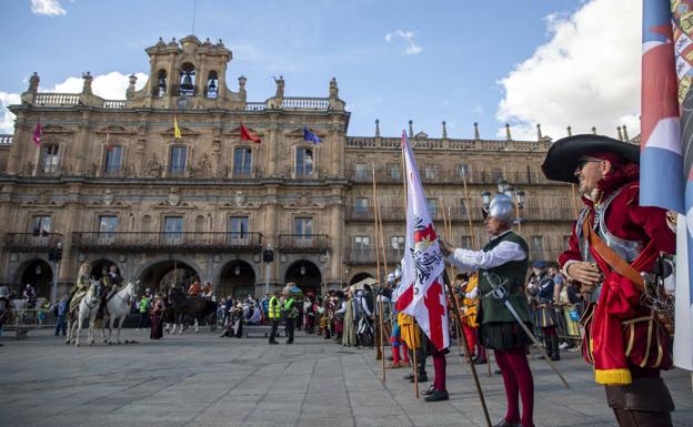 Salamanca 'regresa' al Siglo de Oro mediante un desfile histórico con cientos de figurantes