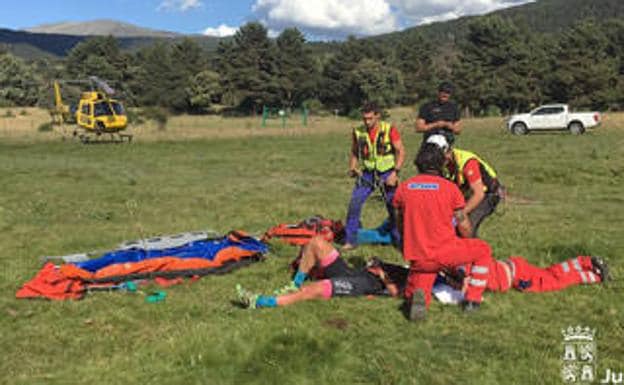 Un ciclista de la Madrid-Segovia es evacuado en helicóptero, el segundo del día, tras sufrir una caída