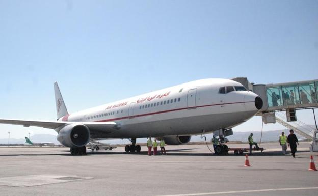 Dos jóvenes mueren tras colarse en el tren de aterrizaje de un avión para entrar en España