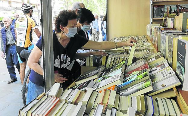 La Feria del Libro Antiguo reúne 30.000 ejemplares de seis librerías en el Salón