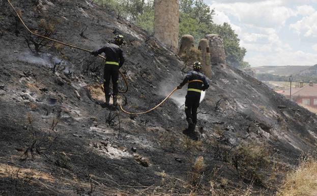Los bomberos sofocan un incendio en una ladera de Peñafiel