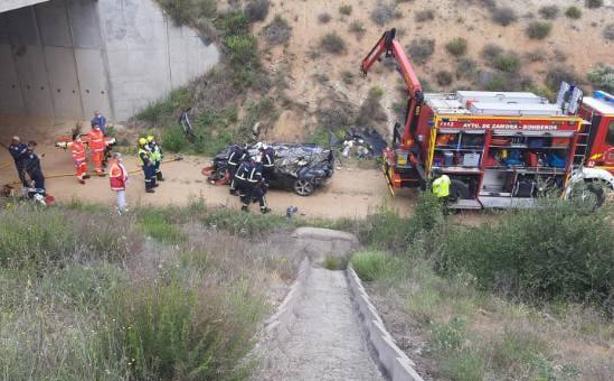 Dos muertos al caer su coche por un desnivel de la A-66 en Zamora