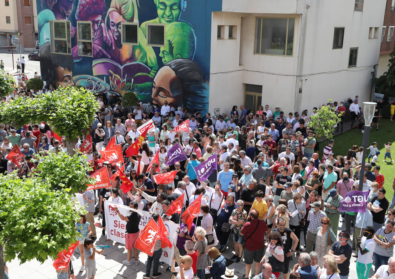 Los trabajadores de Siro arrancan en una protesta el apoyo de un millar de vecinos