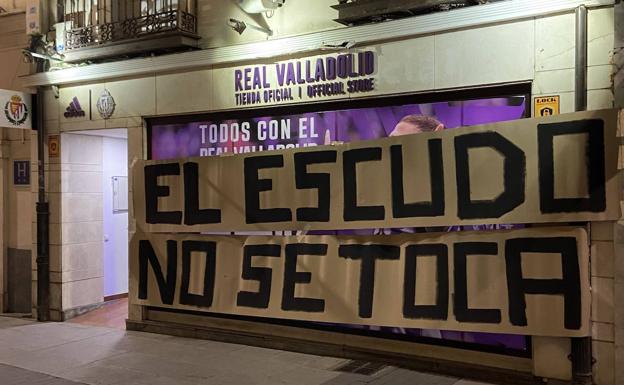 La tienda oficial del Real Valladolid amanece con una pancarta en contra cambios en el escudo